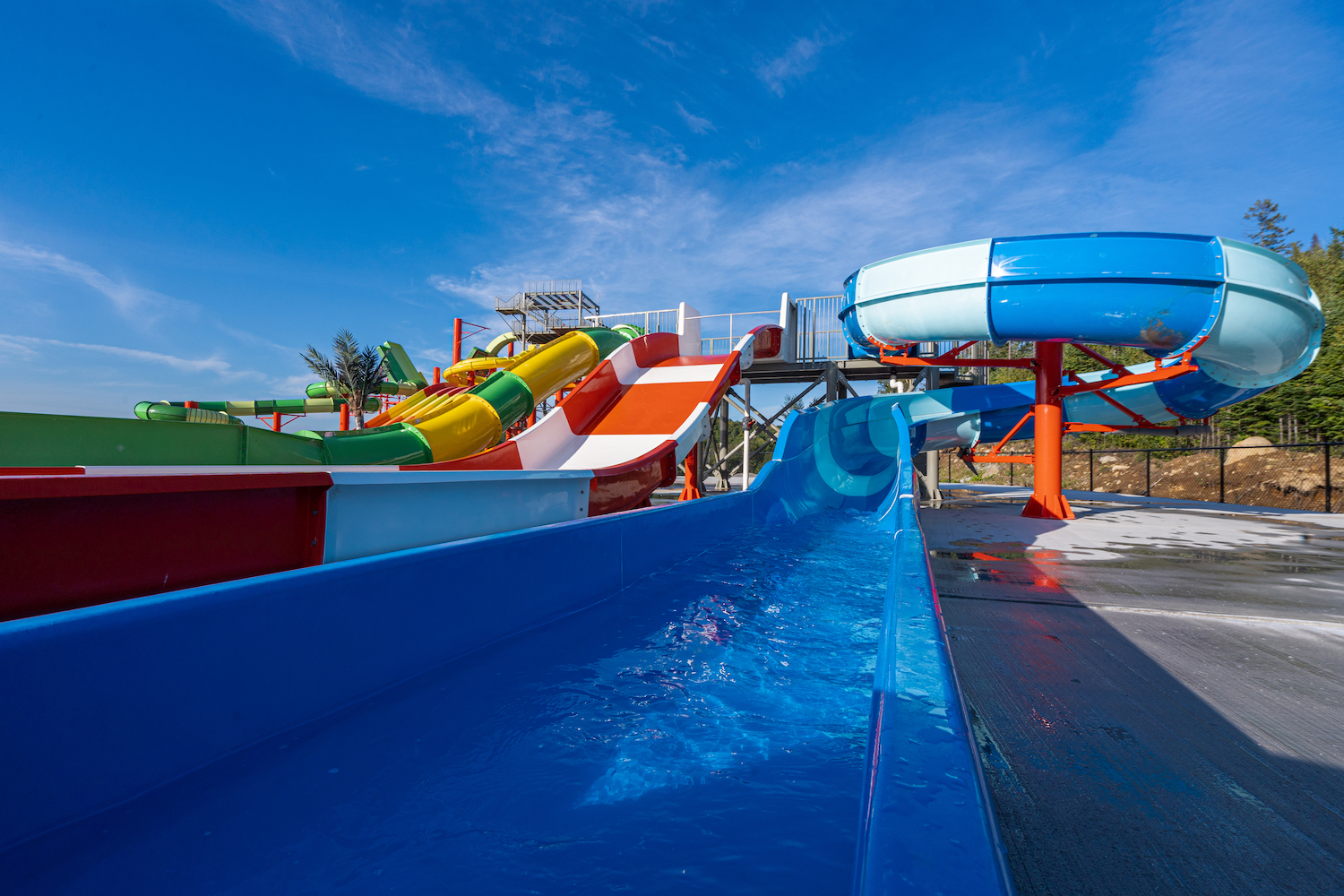 https://www.parc-aquatique.com/wp-content/uploads/2023/01/glissages-deau-camping-familial-complexe-atlatide.jpg