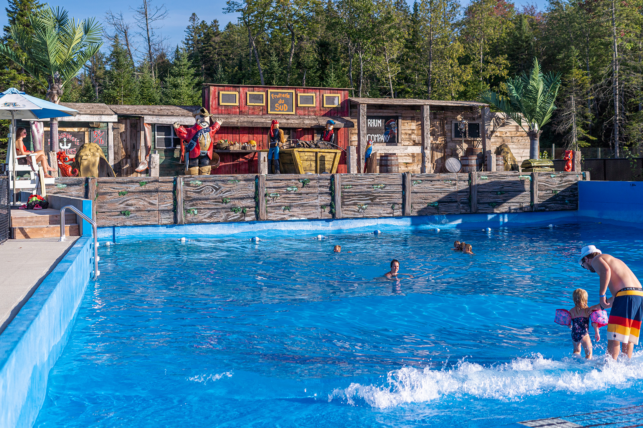 https://www.parc-aquatique.com/wp-content/uploads/2023/01/piscine-a-vague-complexe-atlantide.jpg